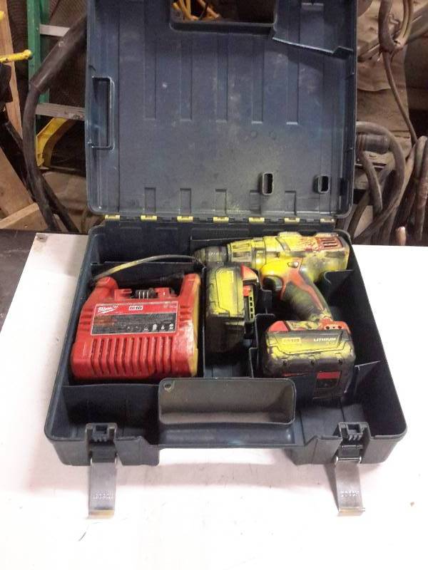 lot 53 image: Milwaukee Cordless drill.. 2, 18 V batteries, 1 charger