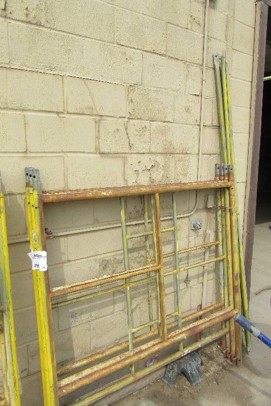 lot 277 image: 4, 5ft x 5ft scaffolding with cross members