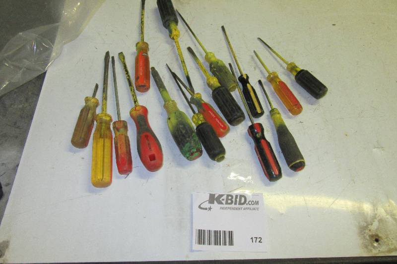 lot 172 image: Lot of Flat head screw drivers