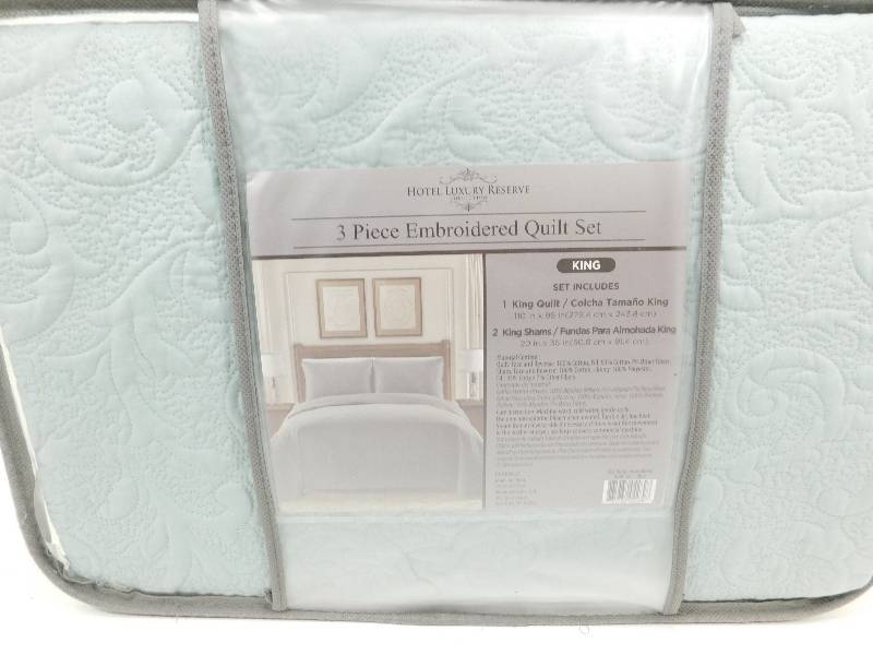 lot 8 image: Quilt