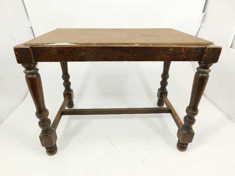 lot 13 image: Vintage End Table