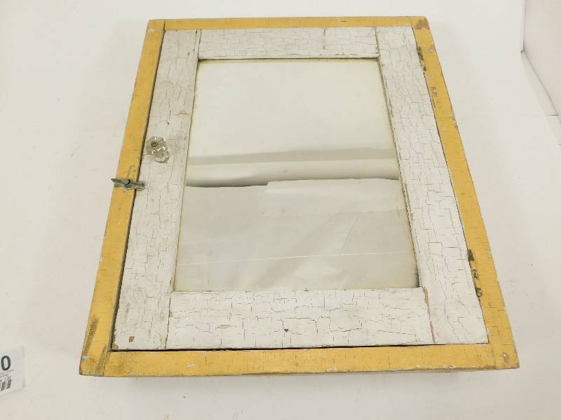 lot 20 image: Vintage Medicine Cabinet