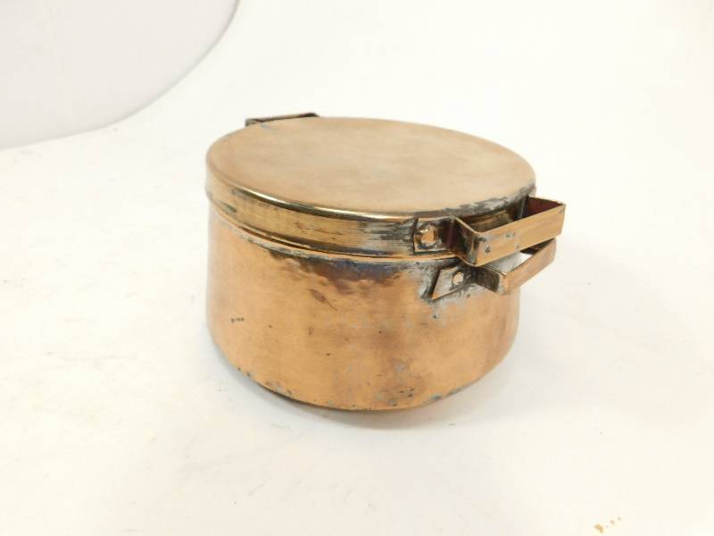 lot 49 image: Copper Dutch Oven with lid