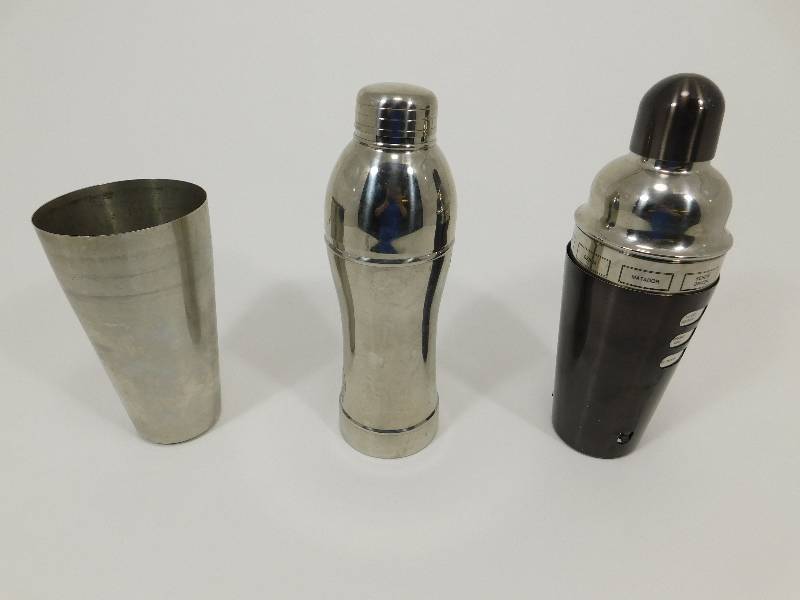 lot 65 image: Drink Mixer Shakers