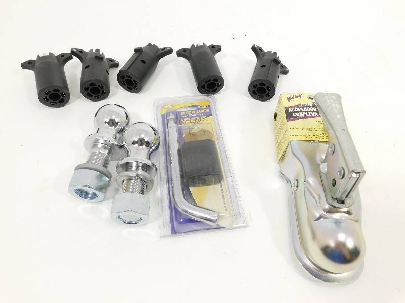 lot 76 image: Trailer Hitch Items