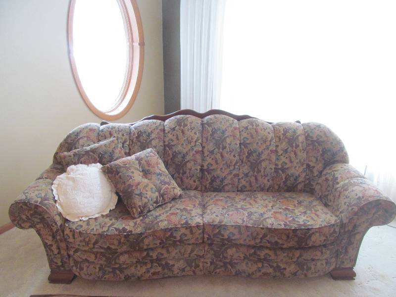 lot 1 image: Sofa