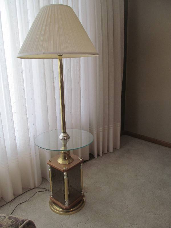lot 4 image: end table lamp