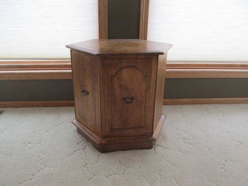 lot 7 image: end table