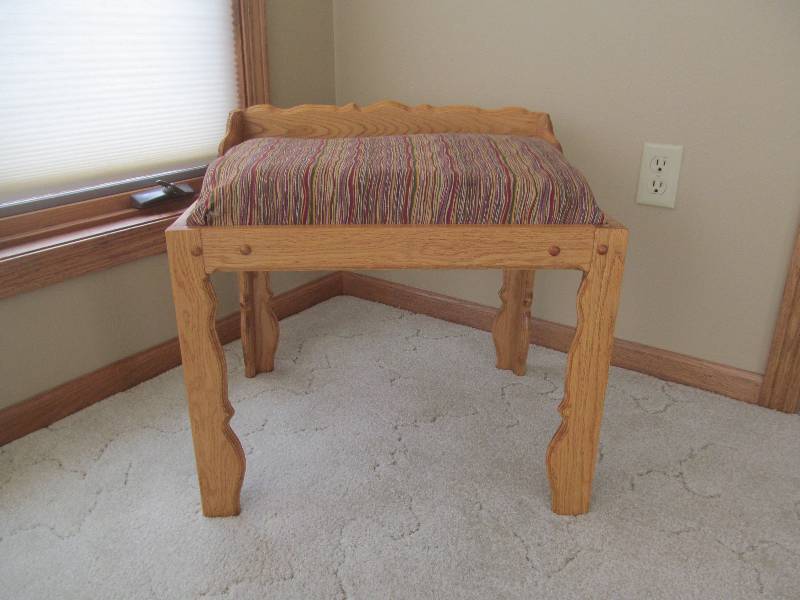 lot 10 image: sitting stool