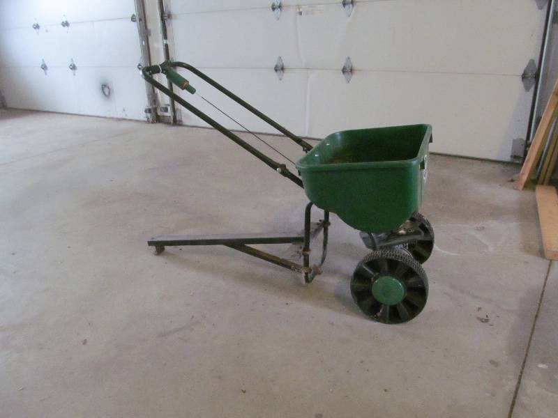 lot 15 image: Scotts lawn spreader