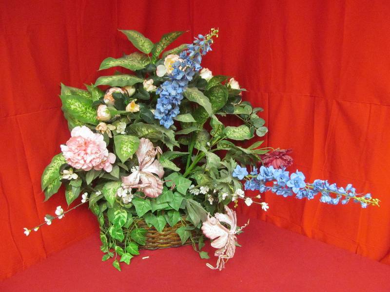 lot 20 image: floral arrangement