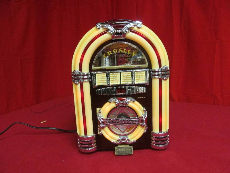 lot 22 image: Crosley Collectors edition radio