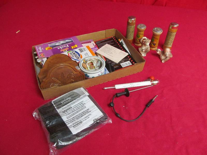 lot 24 image: collectables