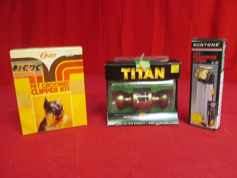 lot 37 image: Oster pet groomer clipper kit, Titan knobs, lantern