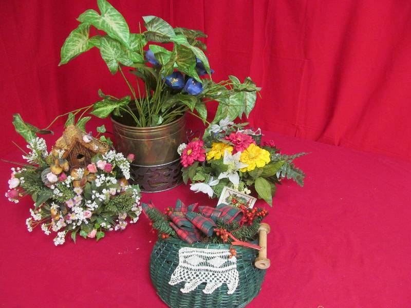 lot 57 image: dried floral arrangements