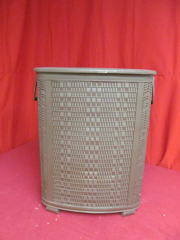 lot 74 image: hamper