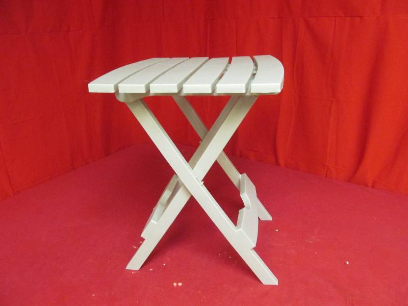 lot 86 image: patio table