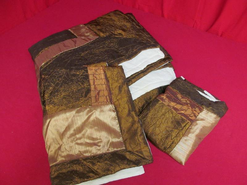 lot 90 image: comforter, pillow shams