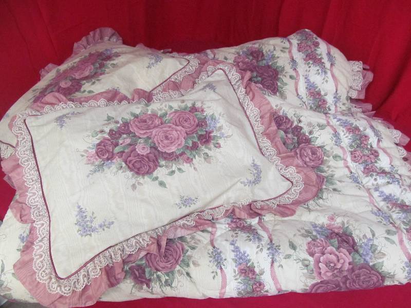 lot 91 image: conmforter,pillows