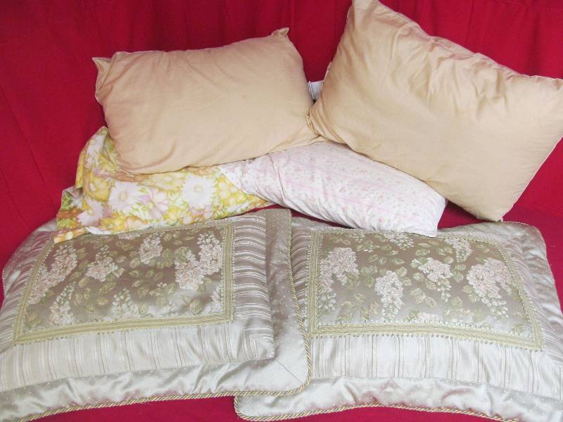 lot 93 image: bed pillows