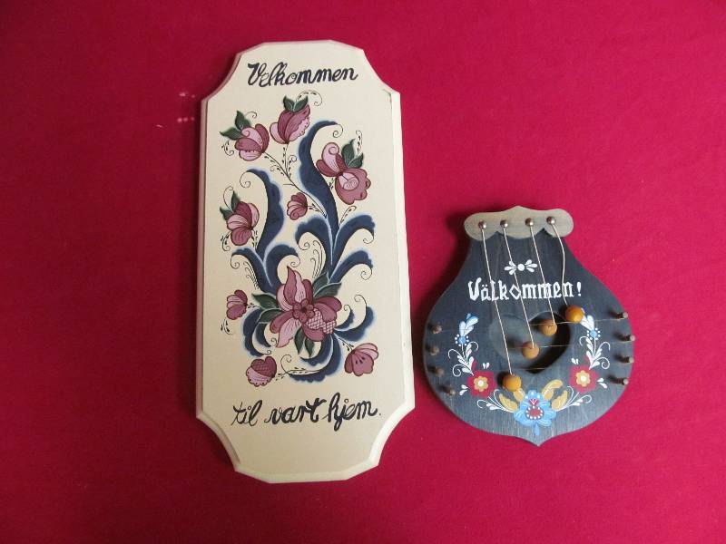 lot 128 image: Norwegian welcome signs