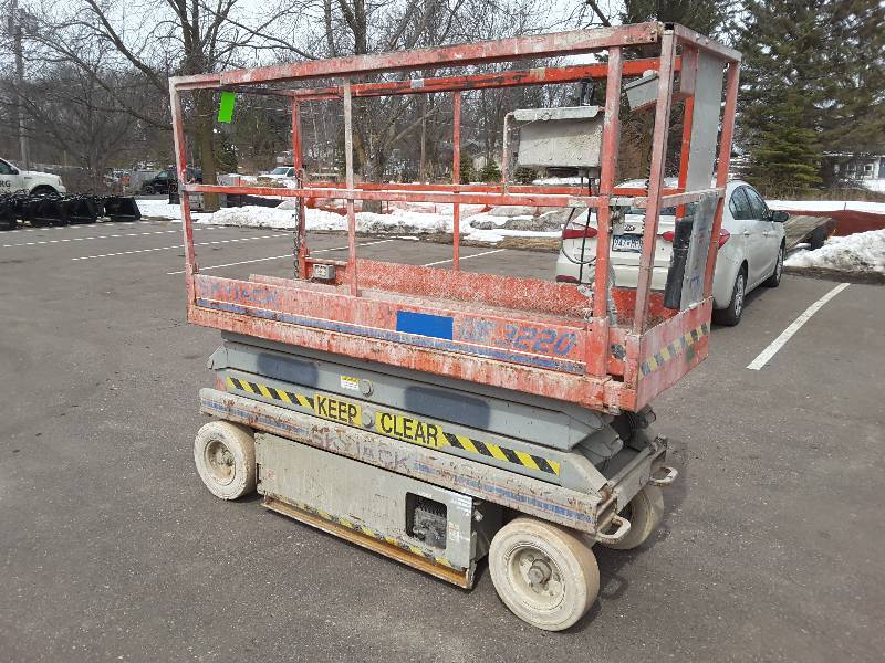 lot 261 image: JLG 3220 Scissor Lift