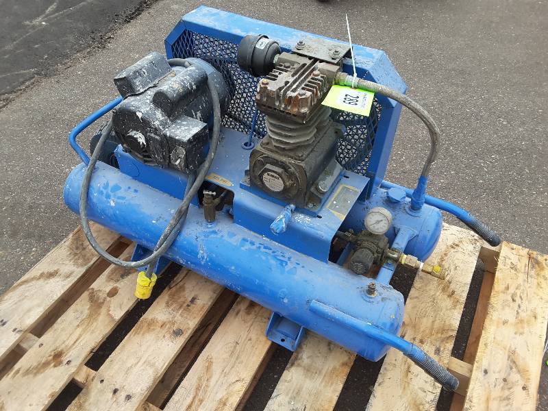 lot 289 image: DeWalt Air Compressor