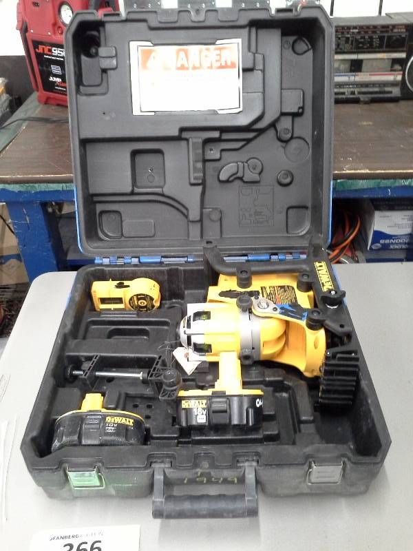 lot 366 image: DeWalt DW073 Cordless Rotary Laser with Case and Accessories