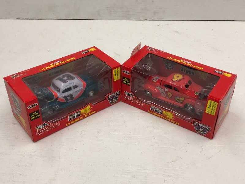 lot 29 image: (2) 124-Scale Stock Rods Die-Cast ...