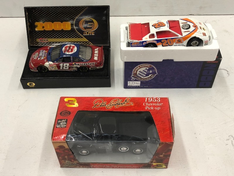 lot 40 image: (3) 124-Scale Die-Cast Collectible...
