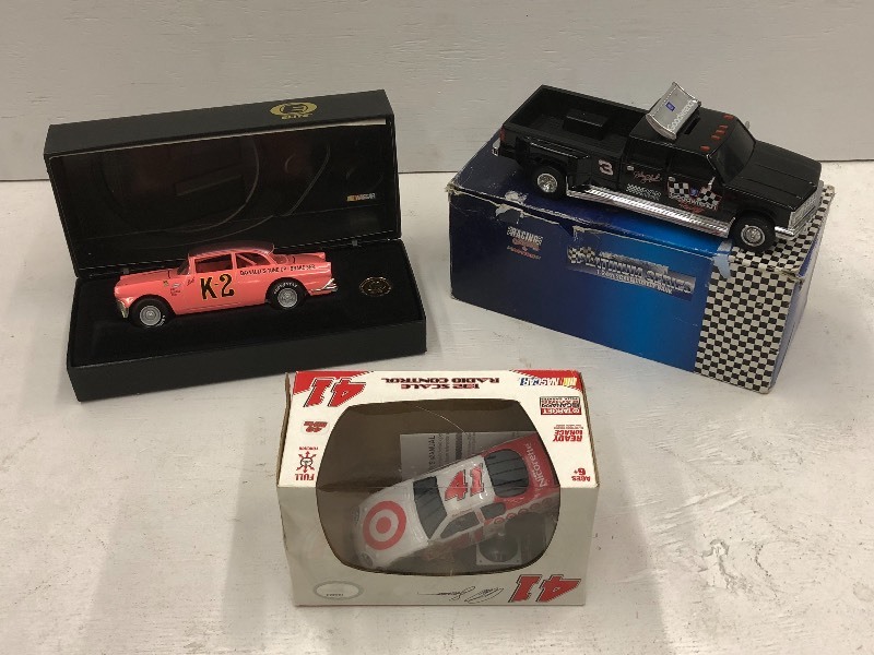 lot 45 image: (2) 118-Scale Die-Cast Collectible...