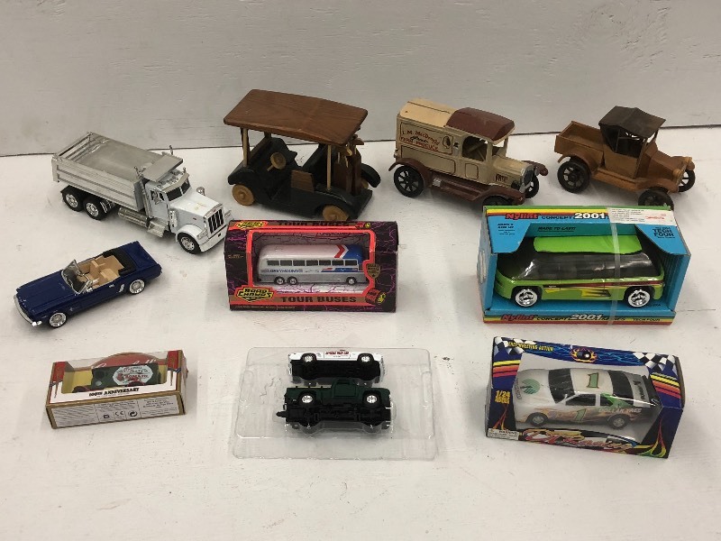 lot 79 image: Box Of Assorted Vintage Toy Cars & ...