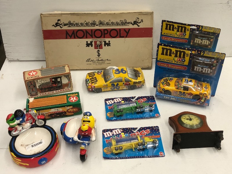 lot 85 image: Box Of Assorted Collectibles Iunclu...