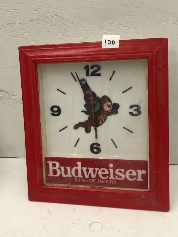 lot 100 image: Vintage Budweiser Lighted Wall Cloc...