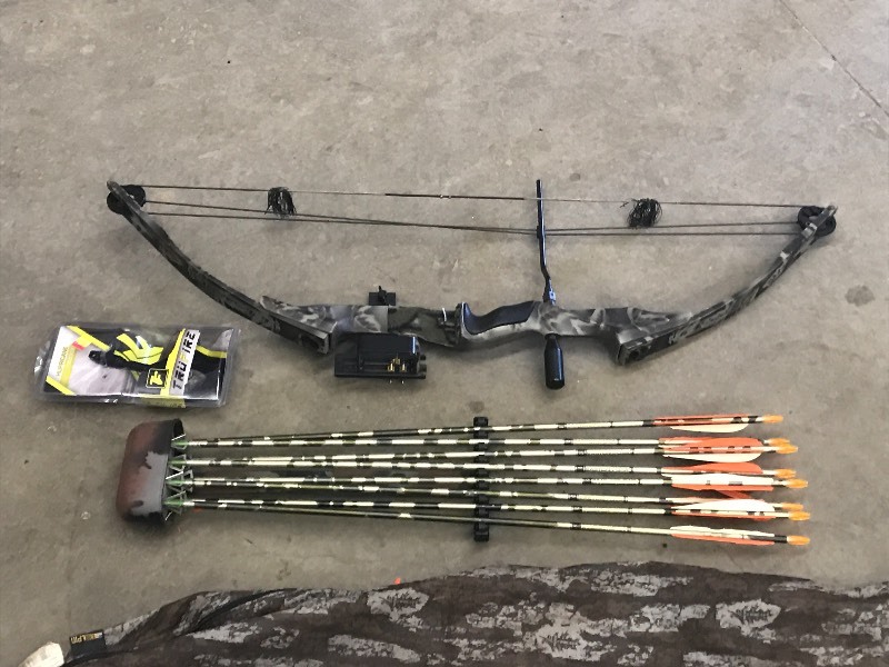 lot 42A image: Impulse Compound Bow Set