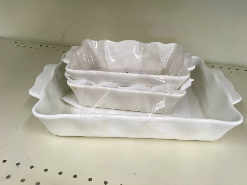 3 PC RUFFLE BAKEWARE SET, SMALL PAN HAS A CRACK. RETAIL $19.99