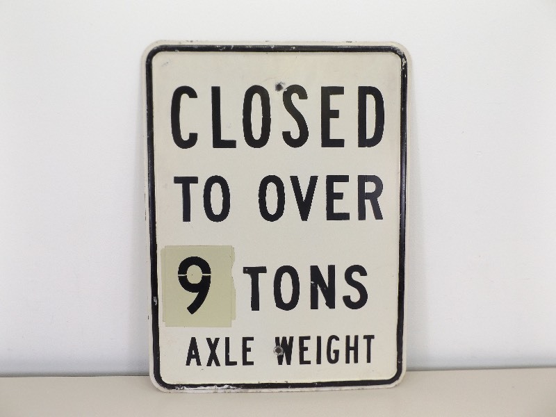 Metal Closed to Over 9 Tons Axle Weight Street Sign
