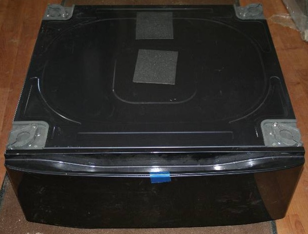 lot 26 image: WasherDryer Pedestal