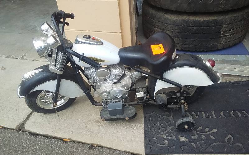 lot 7 image: Toy Indian Motorcycle With Charger (May Need A New Battery)