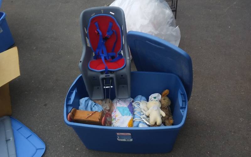 lot 21 image: Large 30 Gallon Tote With Lid & Contents
