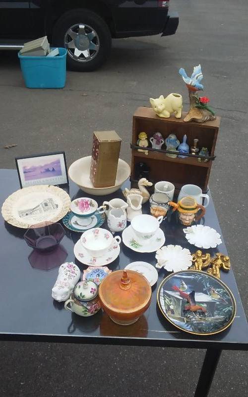 lot 29 image: Lot Of Tea Cups & Saucers, Glassware, Miniatures & Collectibles