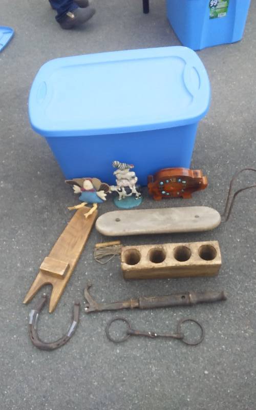 lot 33 image: Tote With Lid & Contents