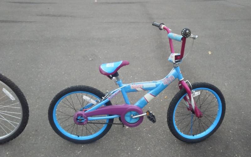 lot 43 image: Huffy High School Musical 20 Inch Bike
