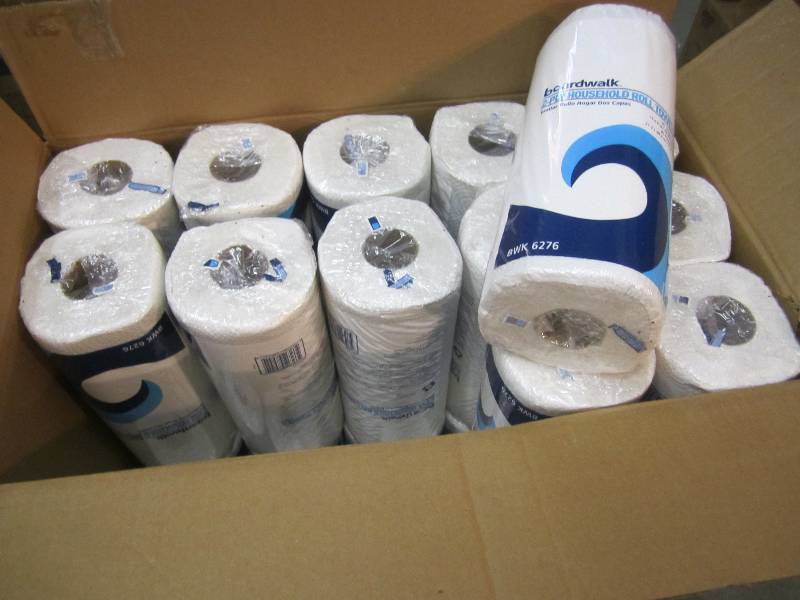 Case with 28 Rolls Paper Towels  BR...