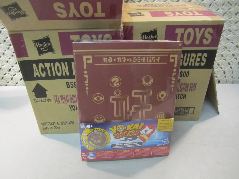2 Cases of 4 books each Yo-Kai Watc...