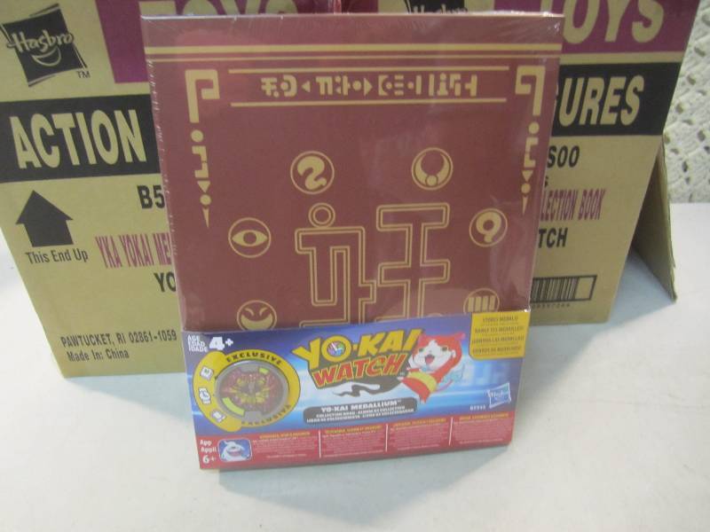 2 Cases of 4 books each Yo-Kai Watc...