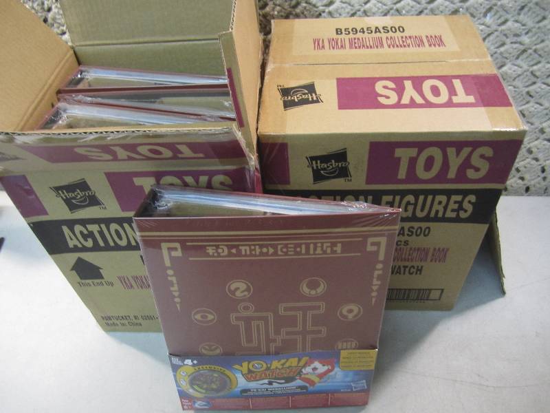 2 Cases of 4 books each Yo-Kai Watc...