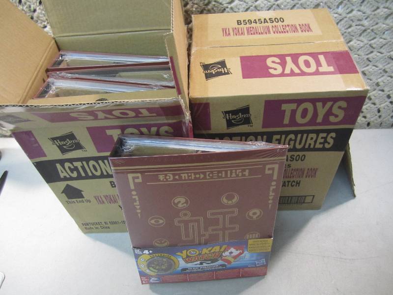 2 Cases of 4 books each Yo-Kai Watc...