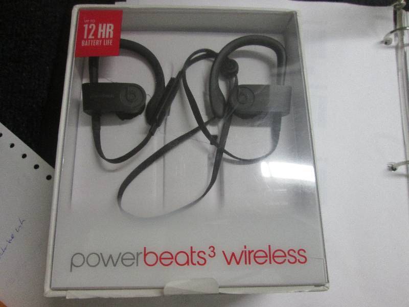 lot 43 image: powerbeats 3 not powering up...