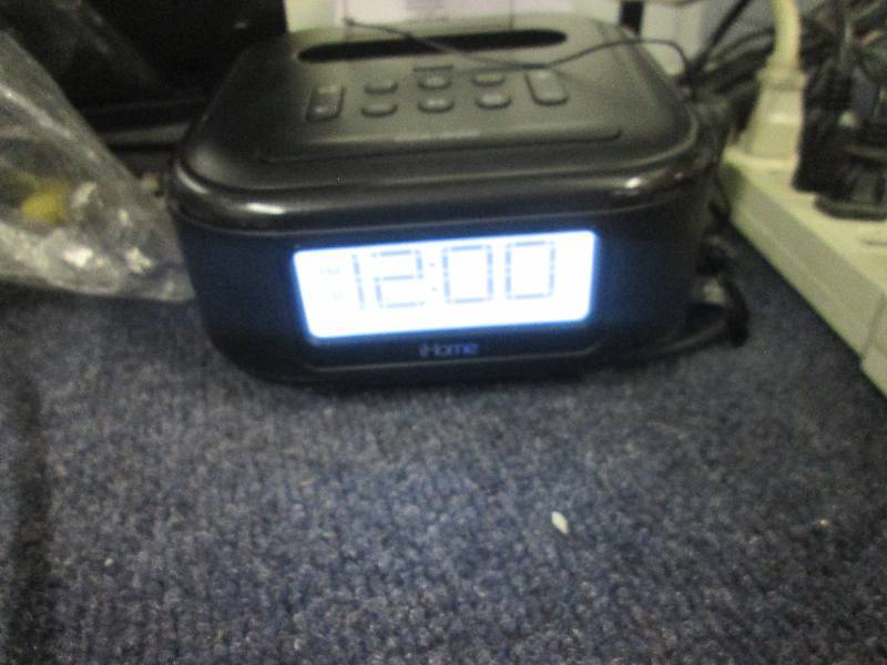 lot 44 image: Ihome docking station powers on bro...